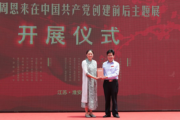 展览现场，汤海英向周恩来纪念馆捐赠《伉俪情——周恩来、邓颖超雕像》，周恩来纪念馆施春生副馆长接受捐赠并颁发捐赠证书。